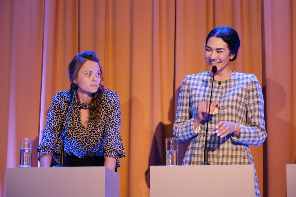 Ance Strazda un Samira Adgezalova izrādē "Vecmāmiņu valsts" // Foto – Alfrēds Ulmanis