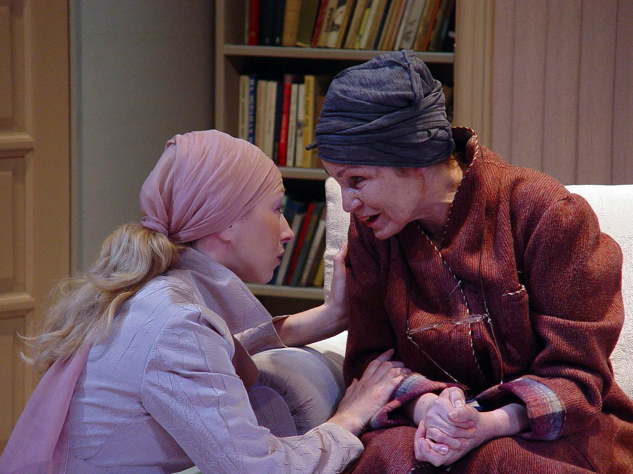 Sofija - Ieva Puķe / Dārta - Ligita Dēvica // foto - Guntars Grāvelsiņš Klasesbiedru salidojums Valmieras teātrī