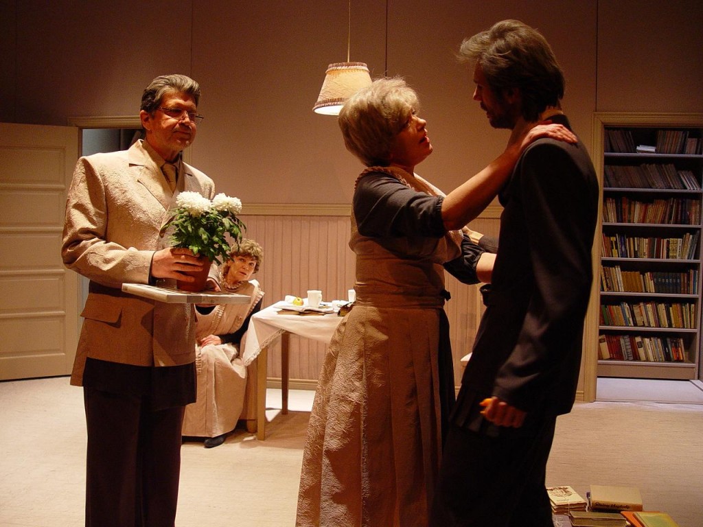 Dārta - Ligita Dēvica / Hermanis - Aigars Vilims / Mudrīte - Regīna Dēvīte / Alekss - Ingus Kniploks // foto - Guntars Grāvelsiņš Klasesbiedru salidojums Valmieras teātrī