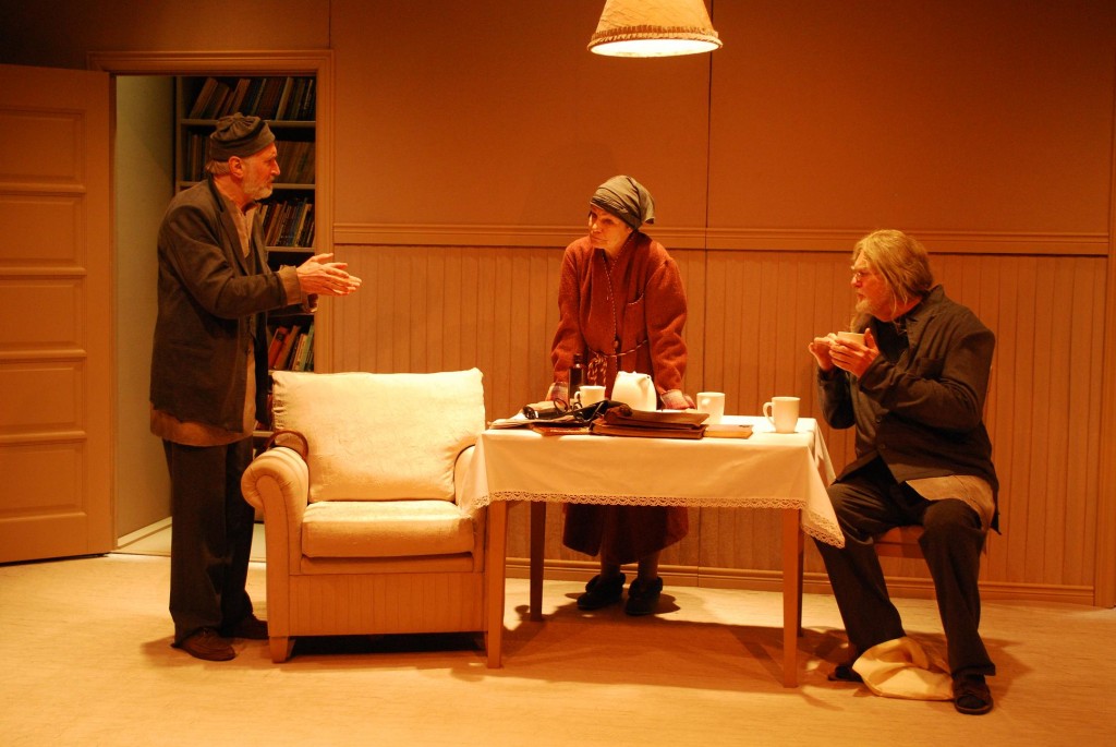 Fredis - Agris Māsēns / Dārta - Ligita Dēvica / Bundžiņš - Juris Laviņš // foto - Guntars Grāvelsiņš Klasesbiedru salidojums Valmieras teātrī