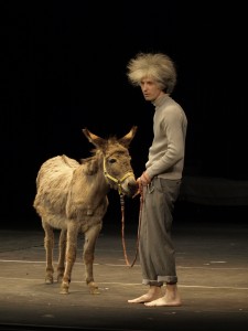 No izrādes "Ziedonis un Visums"