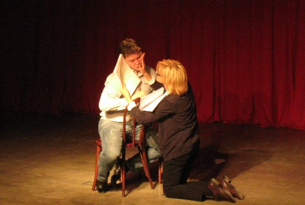 Mārtiņš Egliens un Ināra Slucka lasa lugu "Ļoti dusmīgs vīrs" Jurija Djakonova režijā // Publicitātes foto