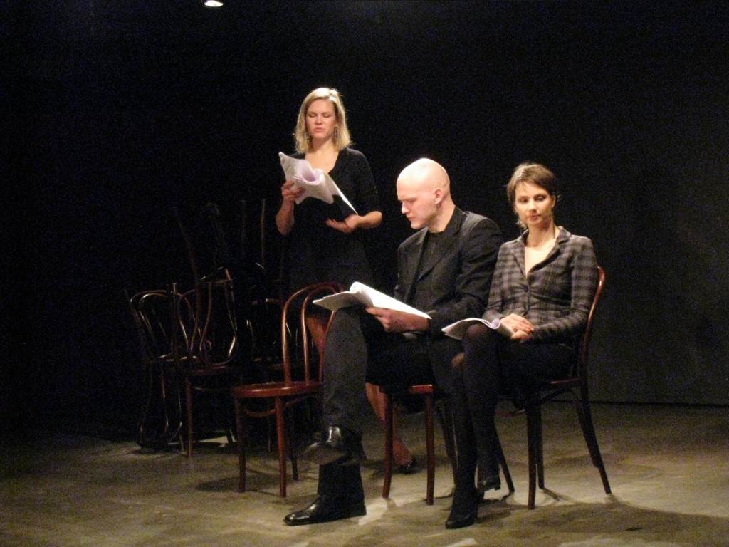 Lauma Balode, Gundars Grasbergs, Inga Misāne lasa lugu "Redzēt rozā ziloņus" Andreja Jarovoja režijā // Publicitātes foto