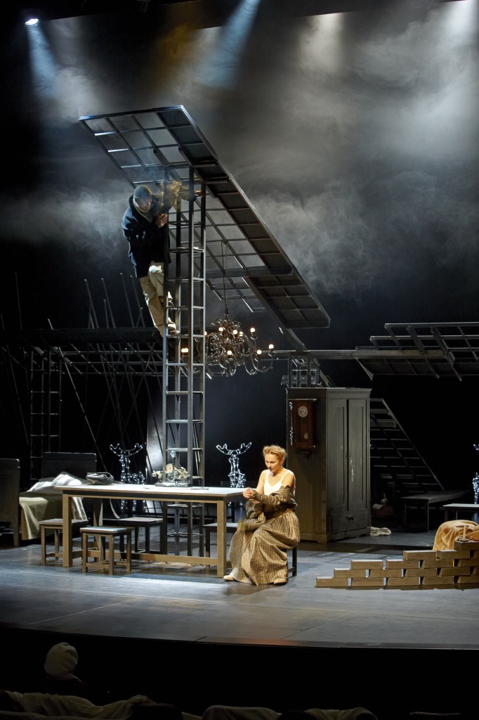 No izrādes "Labās asinis" // Foto - Aigars Altenbergs