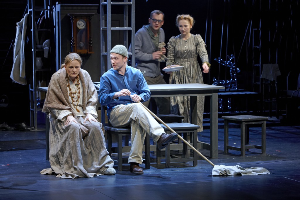 No kreisās: Žanna - Jeļena Sigova, Mellers - Aleksandrs Maļikovs, Bertolds - Jevgeņijs Čerkess, Ņina - Veronika Plotņikova // Foto - Aigars Altenbergs