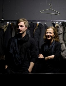 No izrādes "Cilvēks šinelī". Kārlis Krūmiņš, Maija Doveika // Foto - Anna Vilnīte