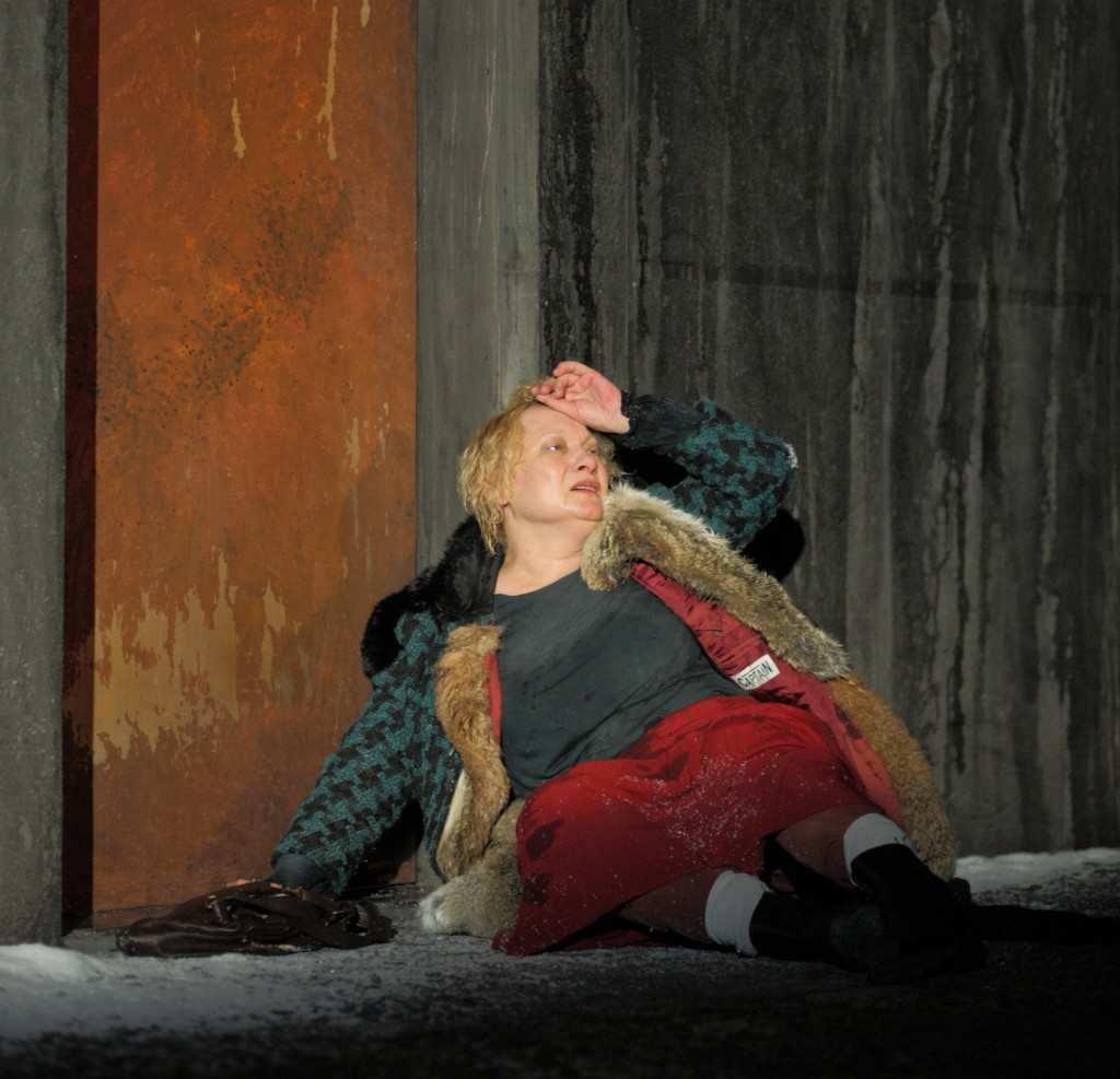 Indra Briķe - Vecāmāte izrādē "Apglabājiet mani zem grīdas" // Foto - Jānis Deinats