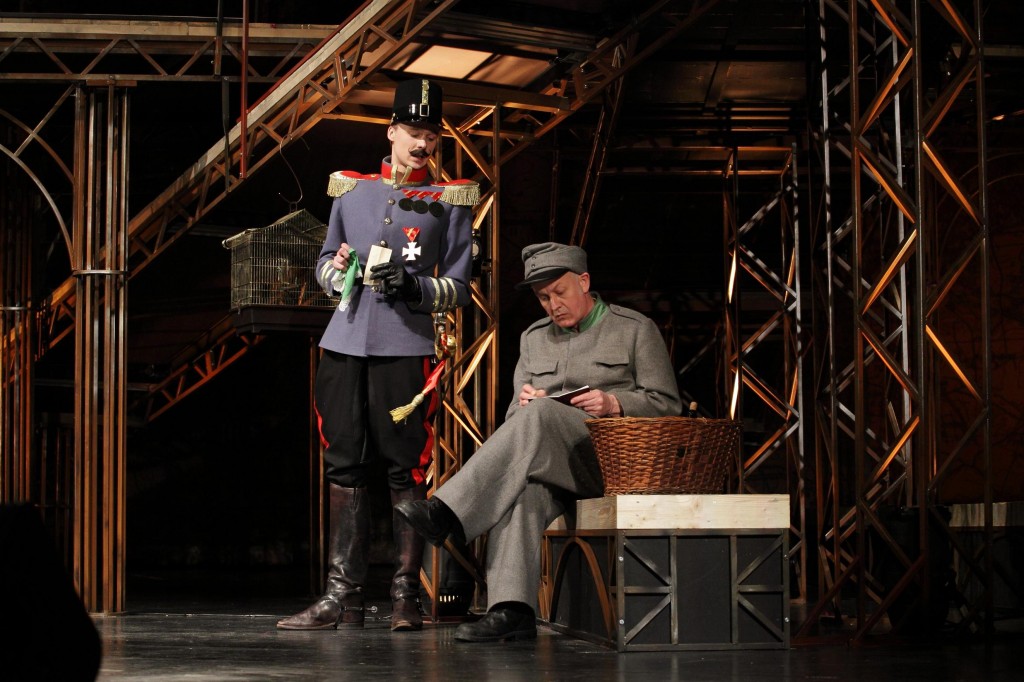 Virsleitnants Lukašs - Mārtiņš Meiers, Šveiks - Tālivaldis Lasmanis // Foto - Matīss Markovskis