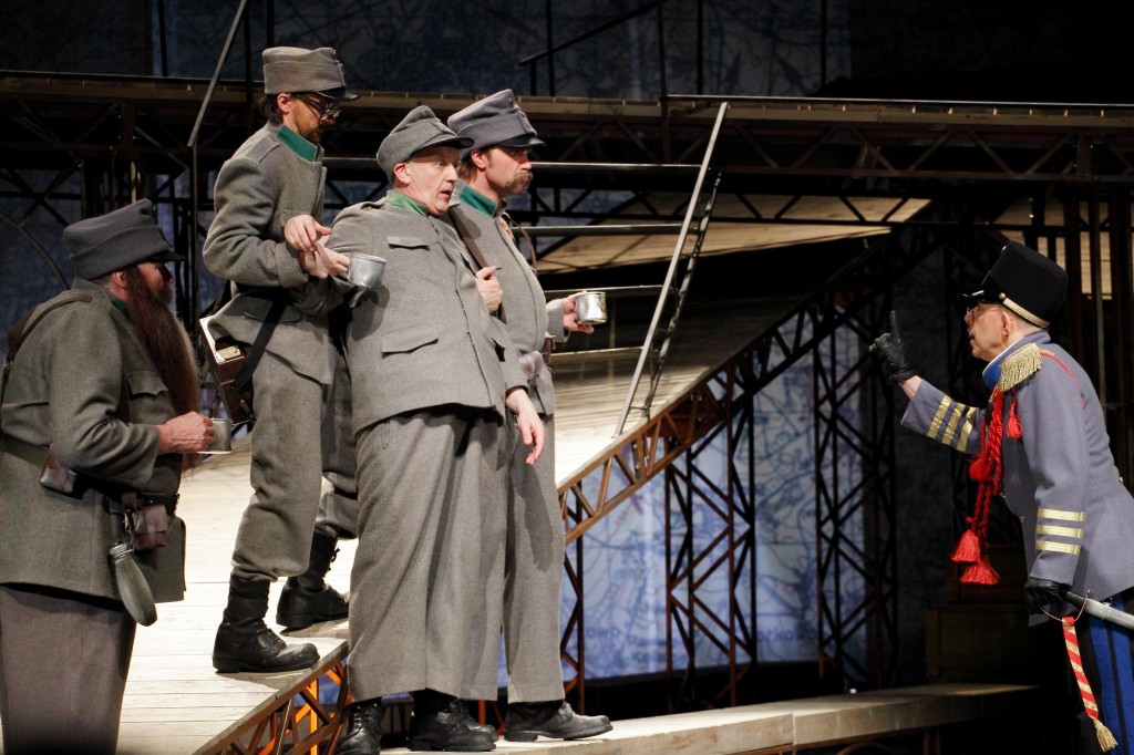 No izrādes "Šveiks" // Foto - Matīss Markovskis