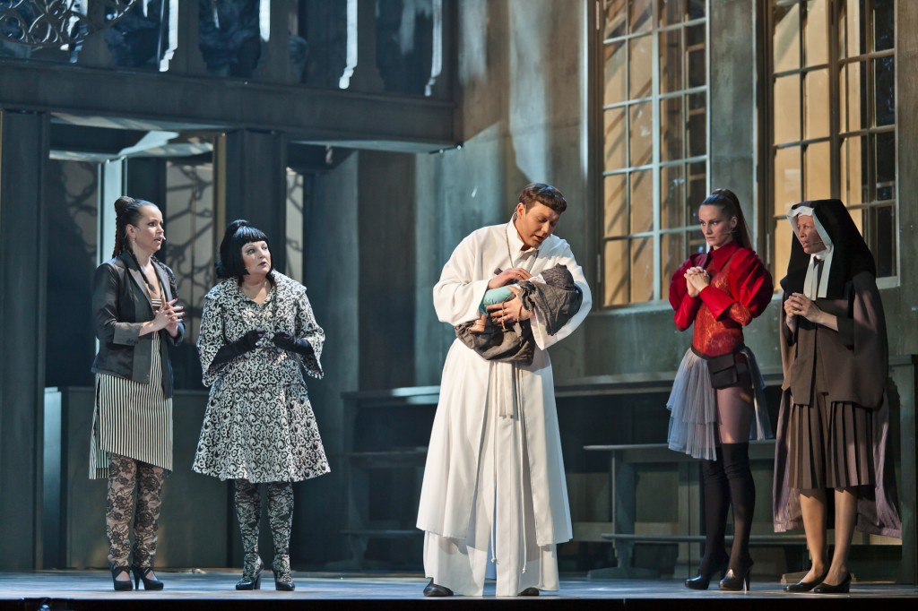 No izrādes "Parīzes Dievmātes katedrāle" // Foto - Gunārs Janaitis