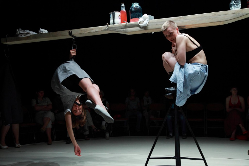 Kristīne - Anta Aizupe, Jūlijas jaunkundze - Inese Pudža // Foto - Matīss Markovskis