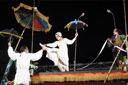 No izrādes "Romeo un Džuljeta" brazīliešu teātra grupas "Galpāo" iestudējumā