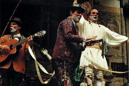 No izrādes "Romeo un Džuljeta" brazīliešu teātra grupas "Galpāo" iestudējumā