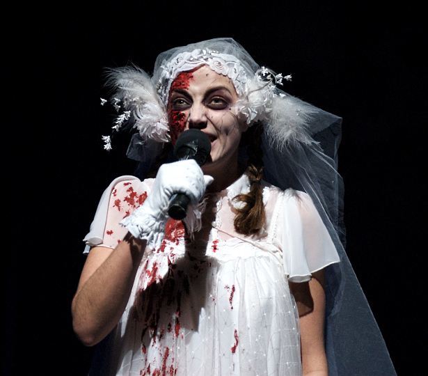 No izrādes "Briesmoņu ciešanas"