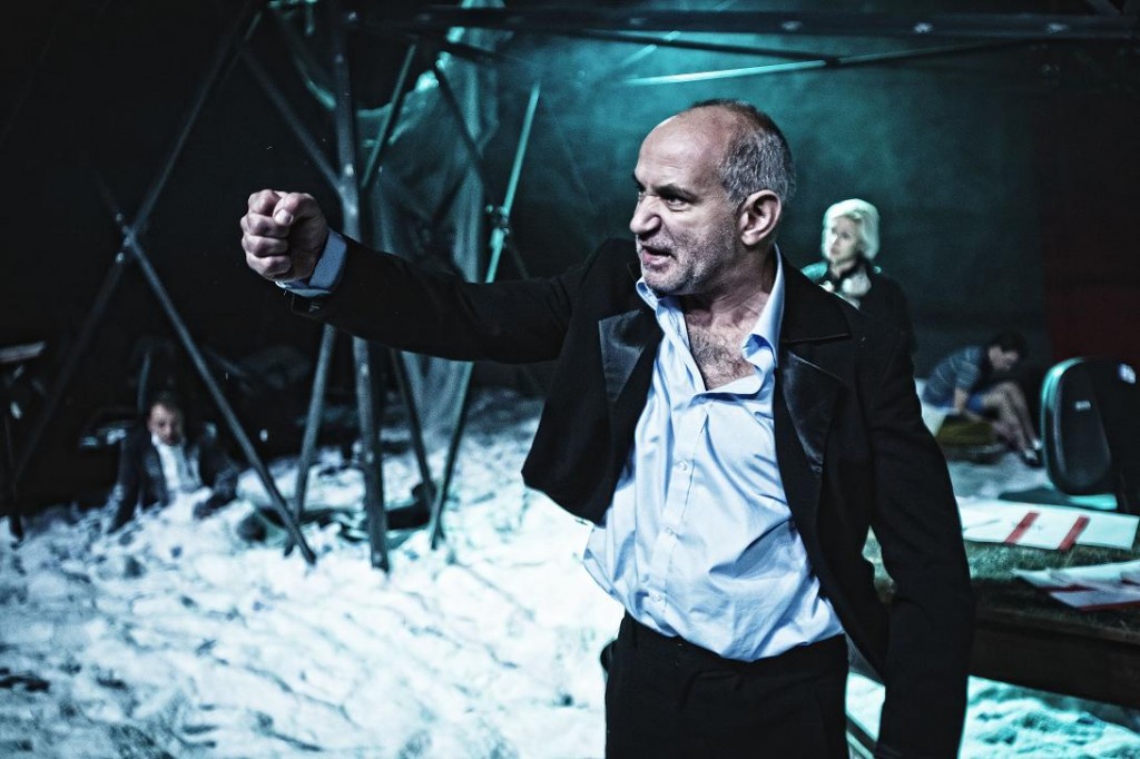 No izrādes „Jakuba Š. vārdā"