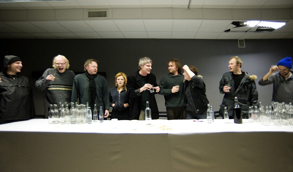 No izrādes „Dibenā" O. Koršunova režijā