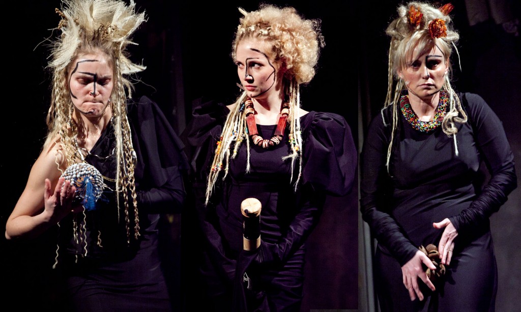 No izrādes „Luga par māti un dzimteni”