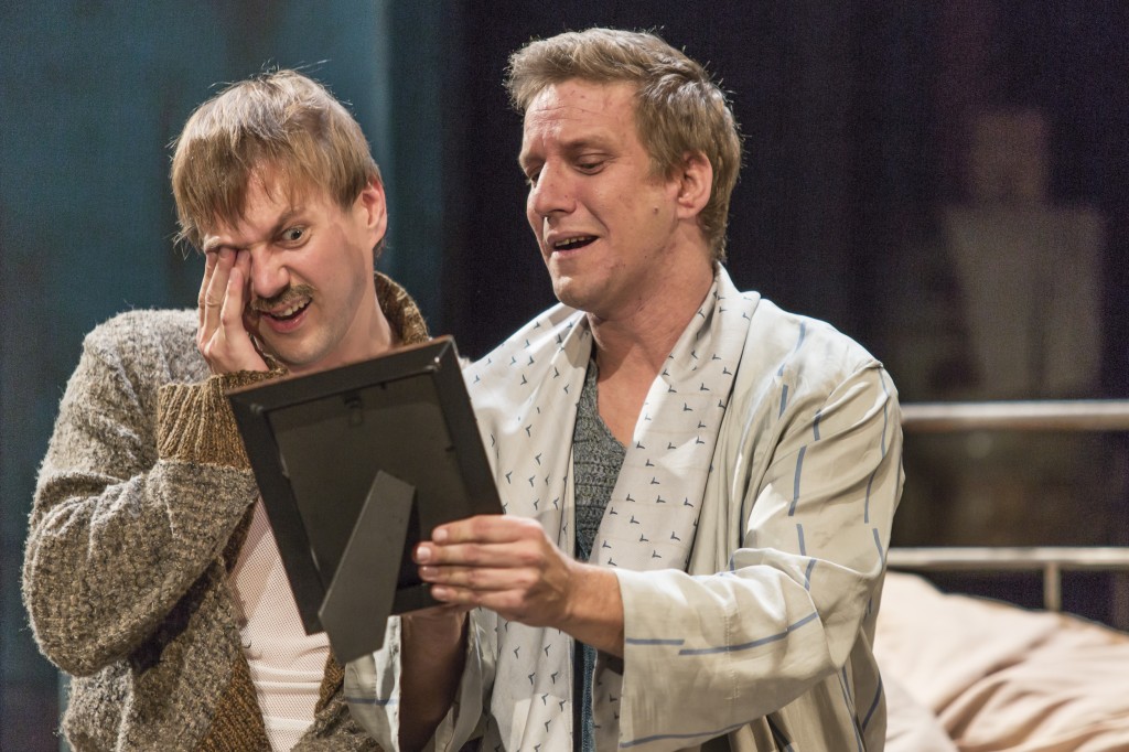 No labās: Artūrs Skrastiņš (Podsekaļņikovs) DT izrādē "Finita la comedia!" // Foto - Gunārs Janaitis