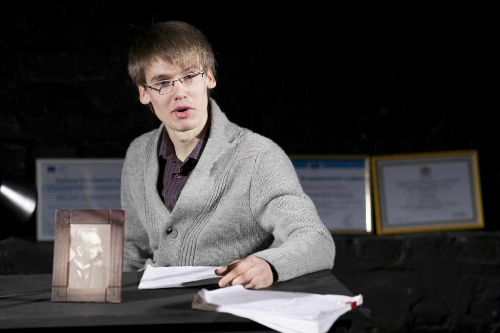 Jānis Balodis "Dirty Deal Teatro" izrādē "Nacionālais attīstības plāns" // Foto - Didzis Grodzs
