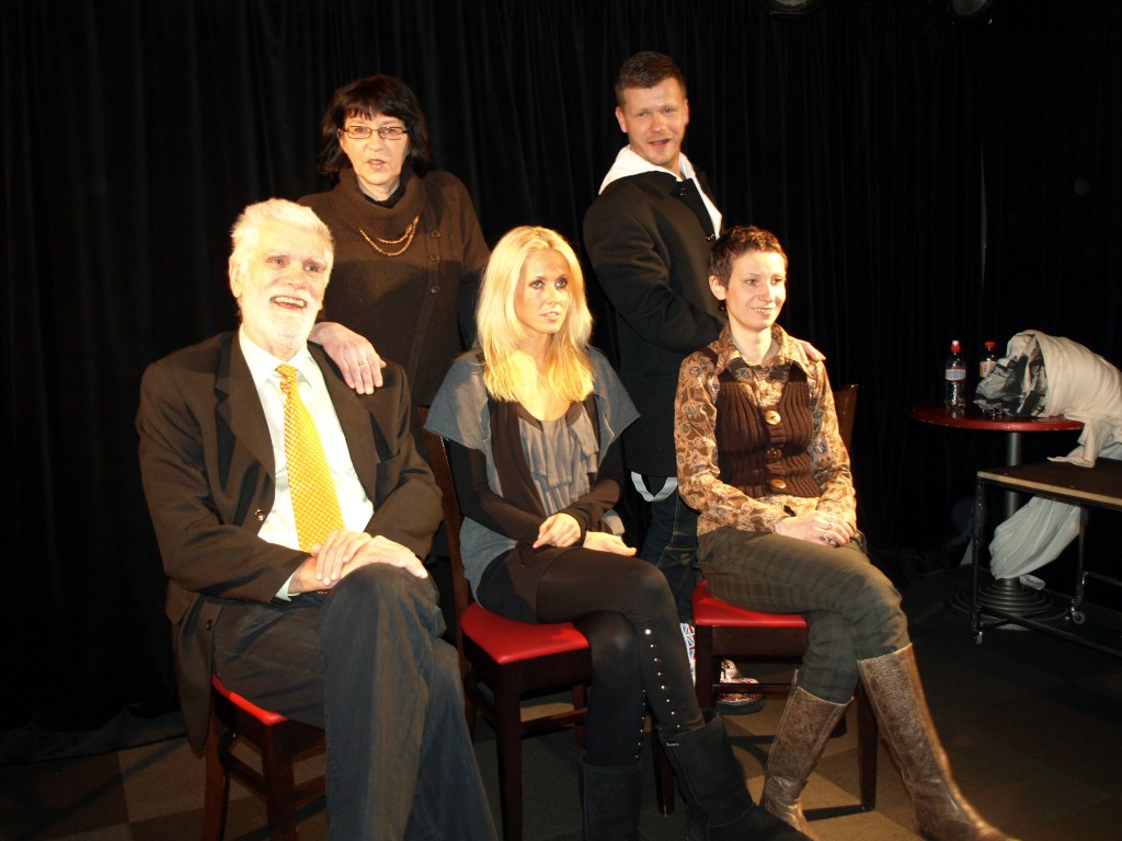 Izrādes "Plīvurītis ar punktiņiem" radošā komanda: no kreisās stāv Lelde Stumbre un Kārlis Anitēns, no kreisās sēž Aivars Siliņš, Jana Duļevska, Anna Šteina
