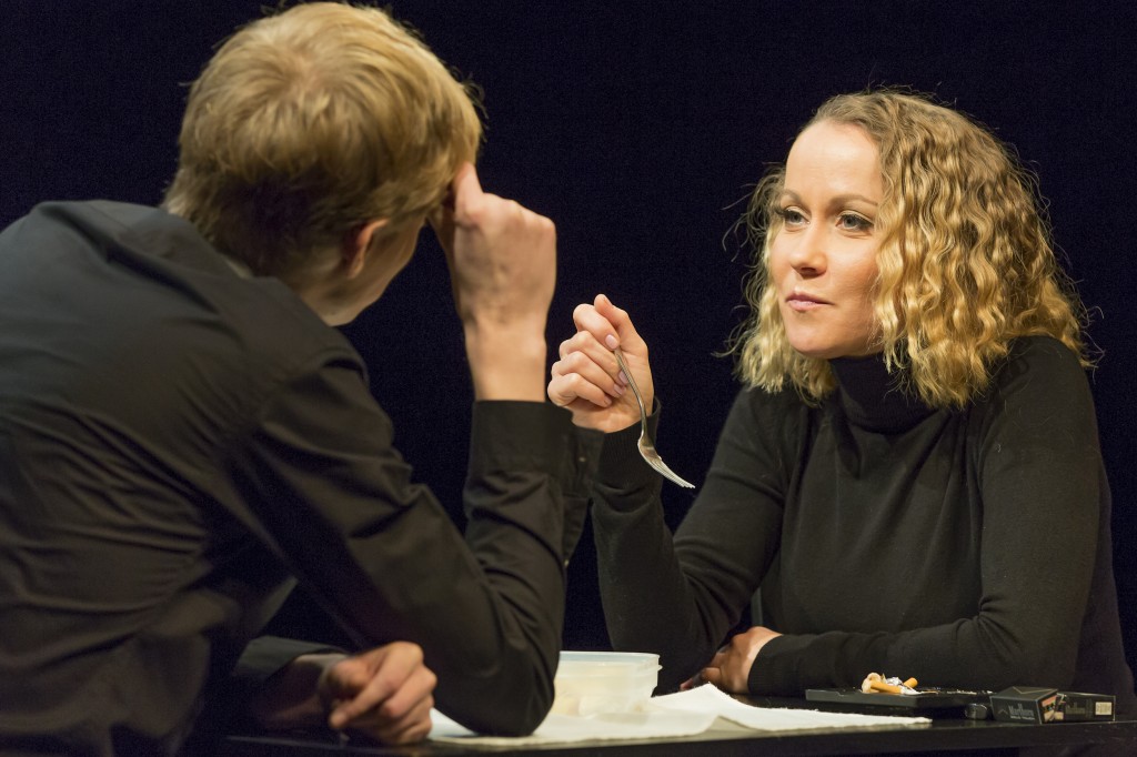 Elmārs Seņkovs un Rēzija Kalniņa izrādē "Es par Rēziju" // Foto - Gunārs Janaitis