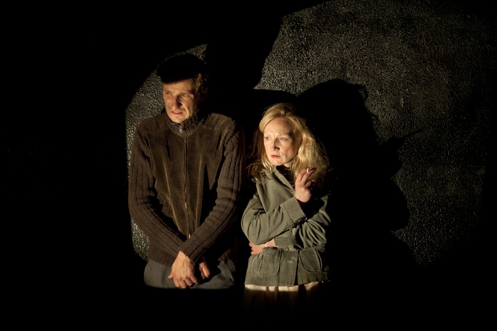 Kaspars Znotiņš un Guna Zariņa izrādē "Tumšās alejas" // Foto - Gints Mālderis