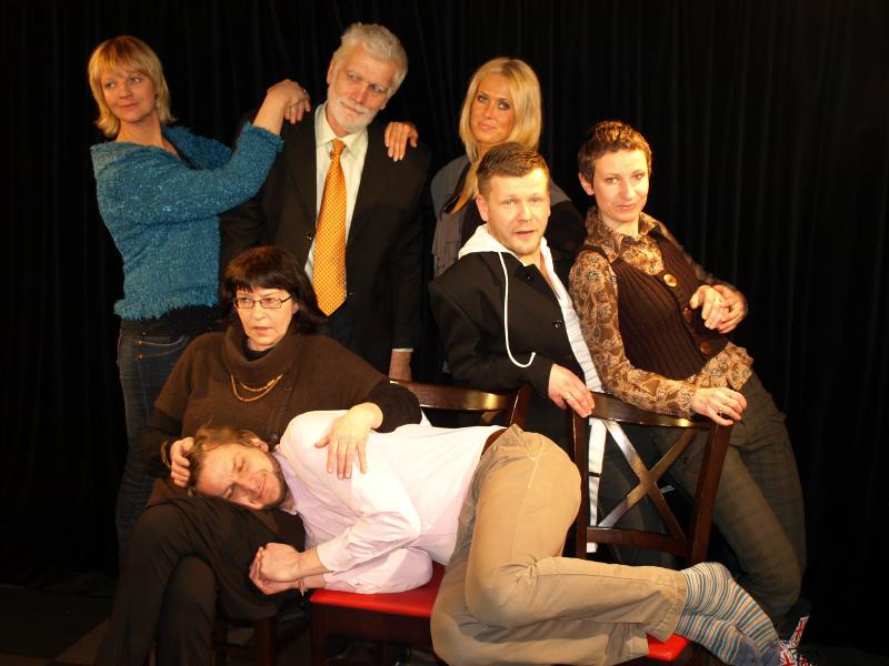 Izrādes „Plīvurītis ar punktiņiem” parādes foto: augšējā rindā: režisore Baiba Rožkalne, Aivars Siliņš, Jana Duļevska, Kārlis Anitēns, Anna Šteina. Sēž: Lelde Stumbre, bet viņai klēpī guļ smaidīgs – Ints Teterovskis