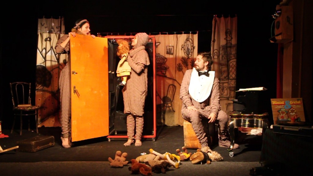 Dana Lāce, Santa Didžus un Valdis Vanags izrādē "Divas Lotiņas" // Foto - Asnāte Rībena