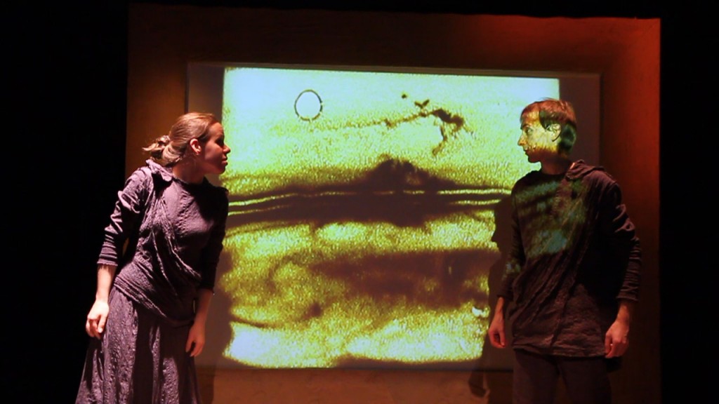 Jūlija Meščerjakova un Aleksandrs Jonovs izrādē "Smilšu pasaka" // Foto - Asnāte Rībena