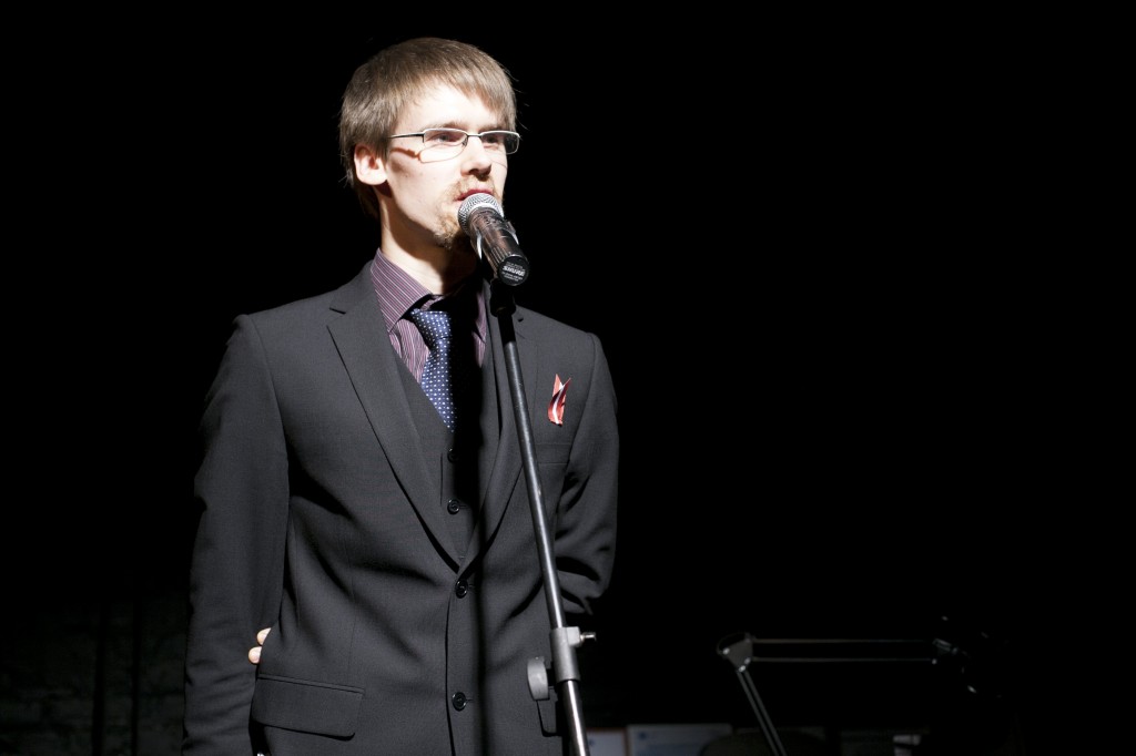 Jānis Balodis izrādē-lekcijā "Nacionālais attīstības plāns" // Foto - Didzis Grodzs