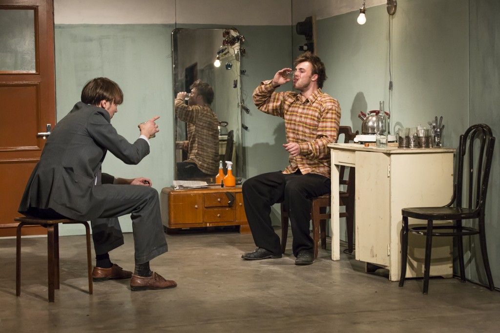 No kreisās: Arturs Krūzkops un Kaspars Dumburs izrādē "Vecene" // Foto - Gunars Janaitis