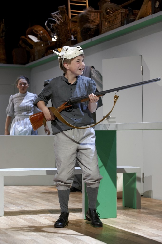 No Rīgas Krievu teātra izrādes "Indrāni" // Foto - Aigars Altenbergs