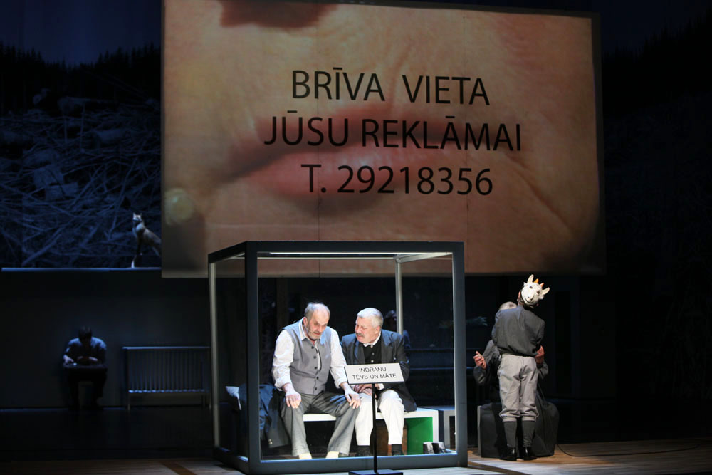 No Rīgas Krievu teātra izrādes "Indrāni" // Foto - Aigars Altenbergs