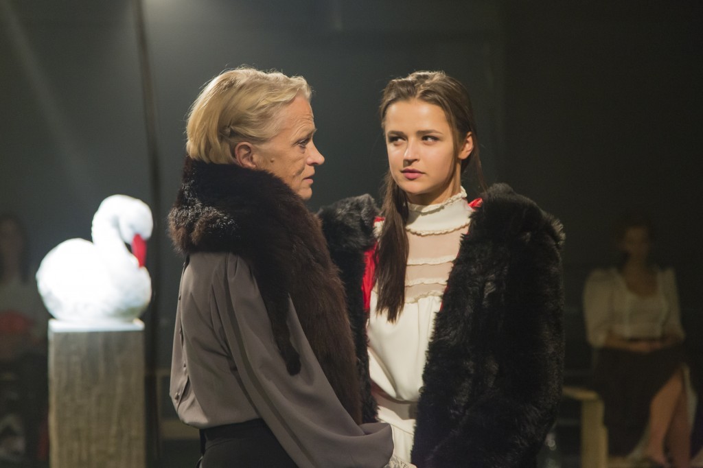 Vešeriene - Lolita Cauka, Kristīne - Madara Botmane // Foto - Gunārs Janaitis