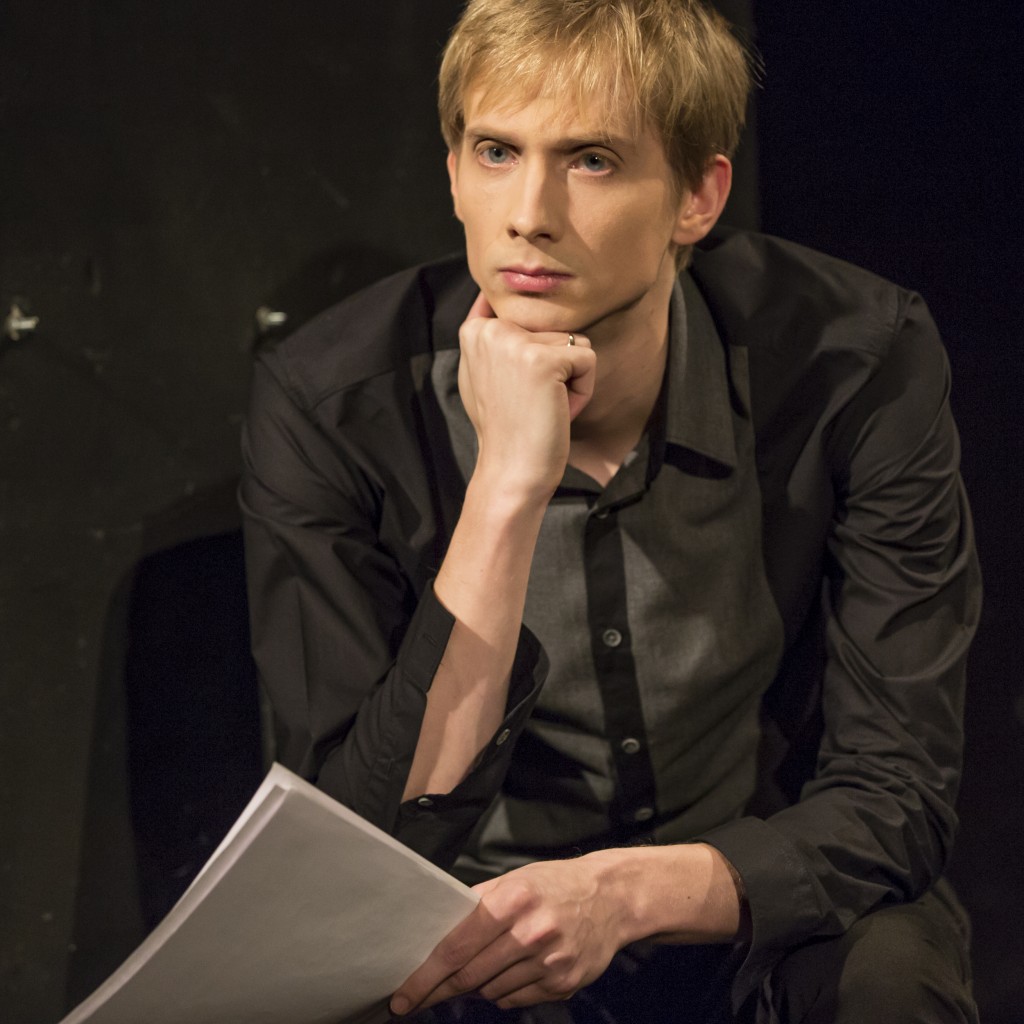 Elmārs Seņkovs izrādē "Es par Rēziju" // Foto - Gunārs Janaitis