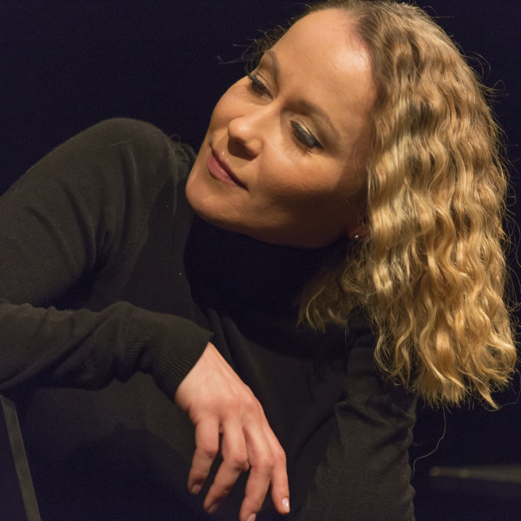 Rēzija Kalniņa izrādē "Es par Rēziju" // Foto - Gunārs Janaitis