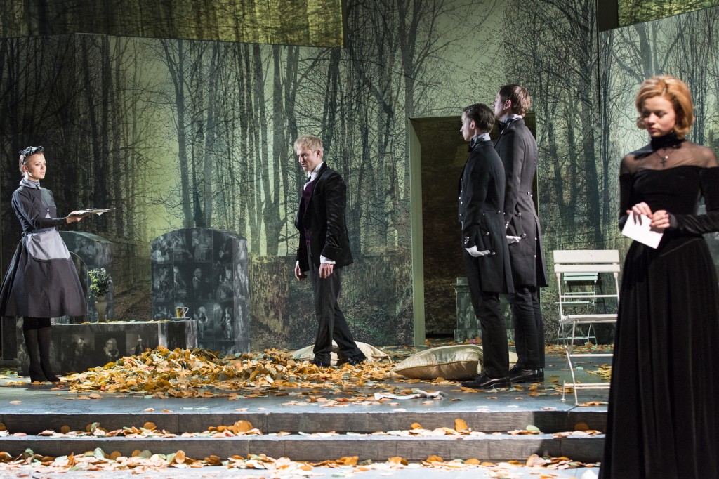 No izrādes "Sieviete, kura nav uzmanības vērta" // Foto - Gunārs Janaitis