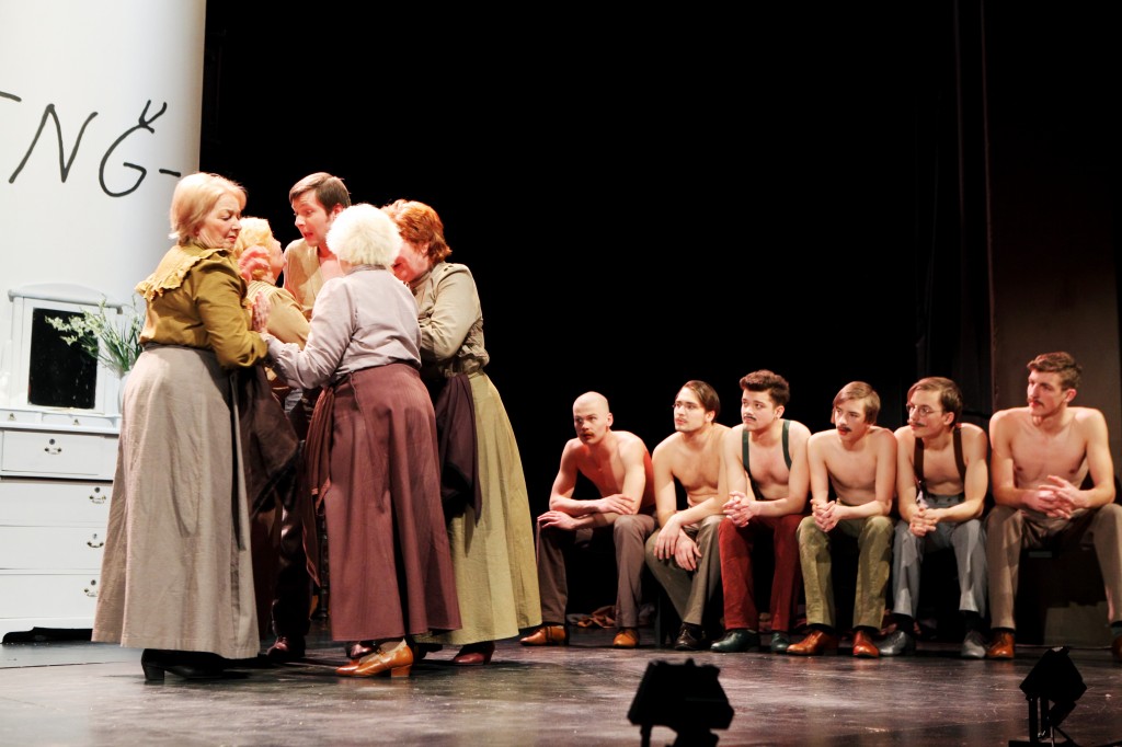 No izrādes "Raudupiete" // Foto - Matīss Markovskis