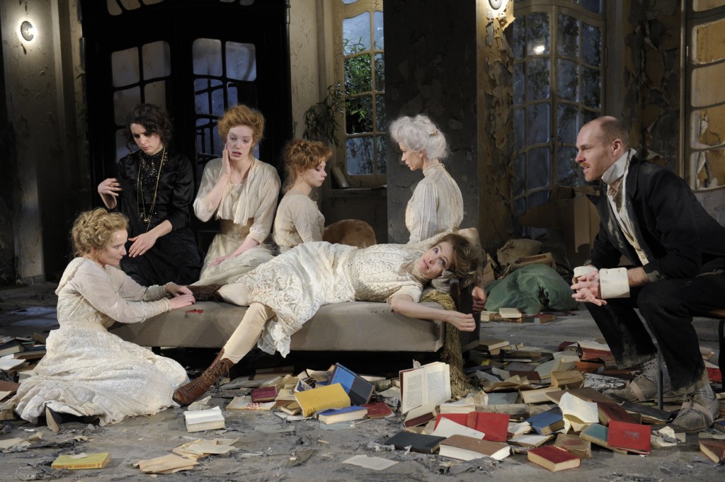 No izrādes "Vasarnieki" Berlīnes "Schaubühne" teātrī // Foto - Tomass Aurins