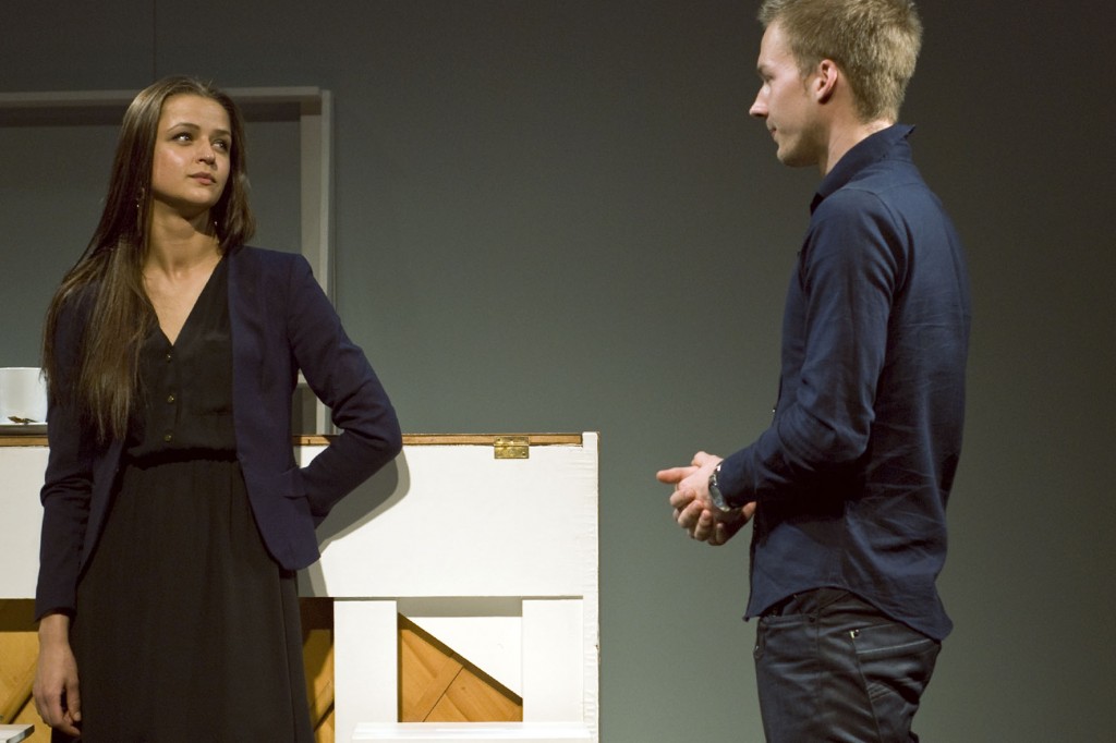 Madara Botmane un Kārlis Krūmiņš izrādē "Dzīvot dzīvi" // Publicitātes foto