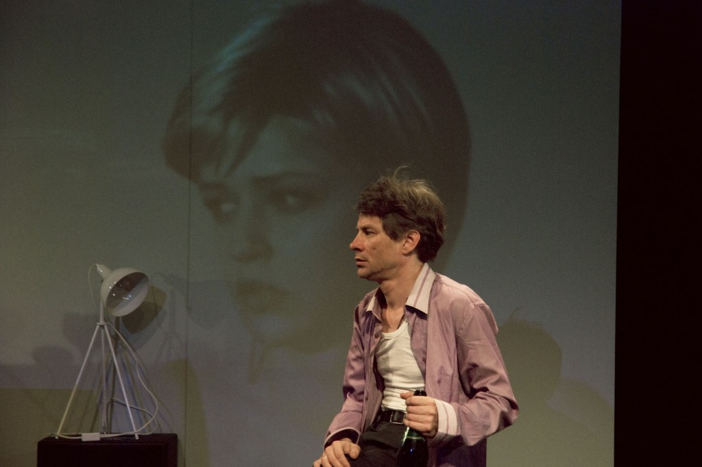 Andis Strods izrādē "Dzīvot dzīvi" // Publicitātes foto