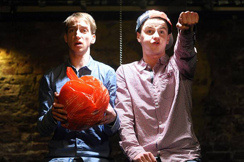 Jurģis Spulenieks un Kristaps Ķeselis "Teātra TT" izrādē "Minga rēgi" // Publicitātes foto