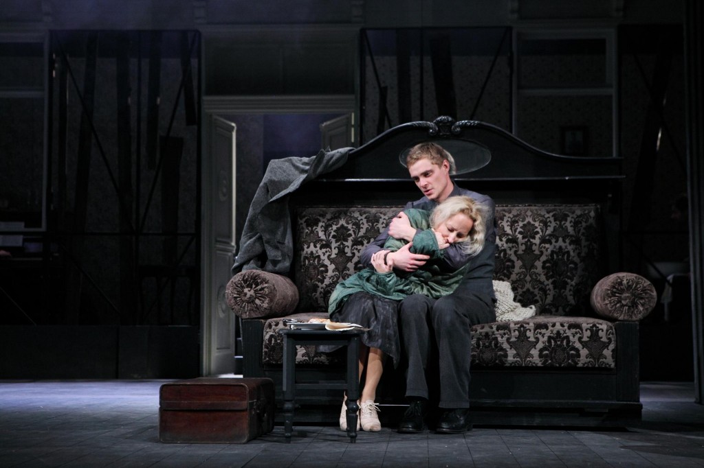 Antoņina Gromenko - Ieva Puķe, Jurijs Živago - Kaspars Zāle // Foto - Matīss Markovskis