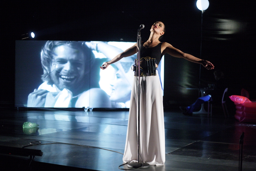 No Dailes teātra izrādes "Šeipings" (rež. Dž. Dž. Džilindžers) // Foto - Jānis Deinats