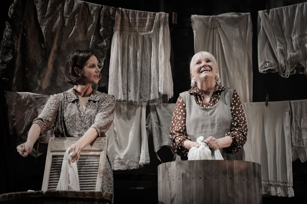 No Nacionālā teātra izrādes "...bagātā kundze..." (rež. Ināra Slucka) // Foto - Gunārs Janaitis