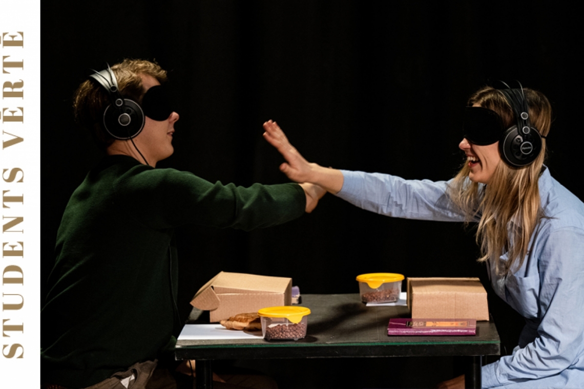 Skats no DDT izrādes "Piramīda" // Foto – Aivars Ivbulis