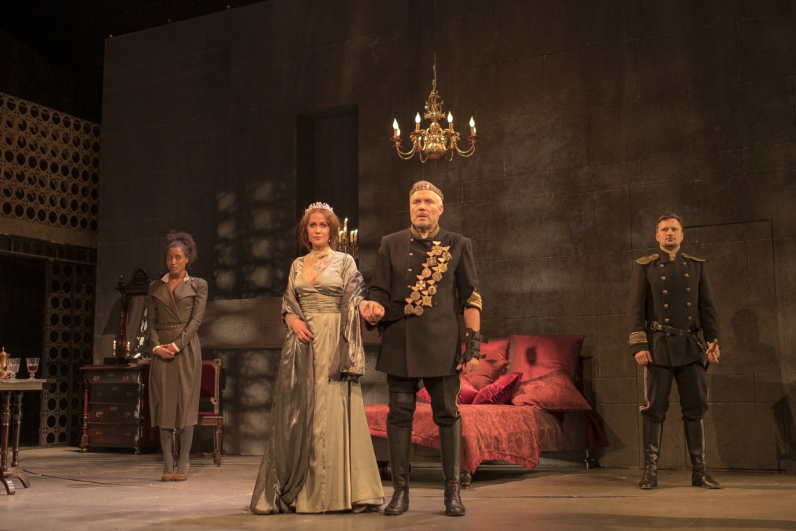 Centrā: Eleonora – Rēzija Kalniņa, Henrijs II – Juris Žagars // Foto – Mārtiņš Vilkārsis