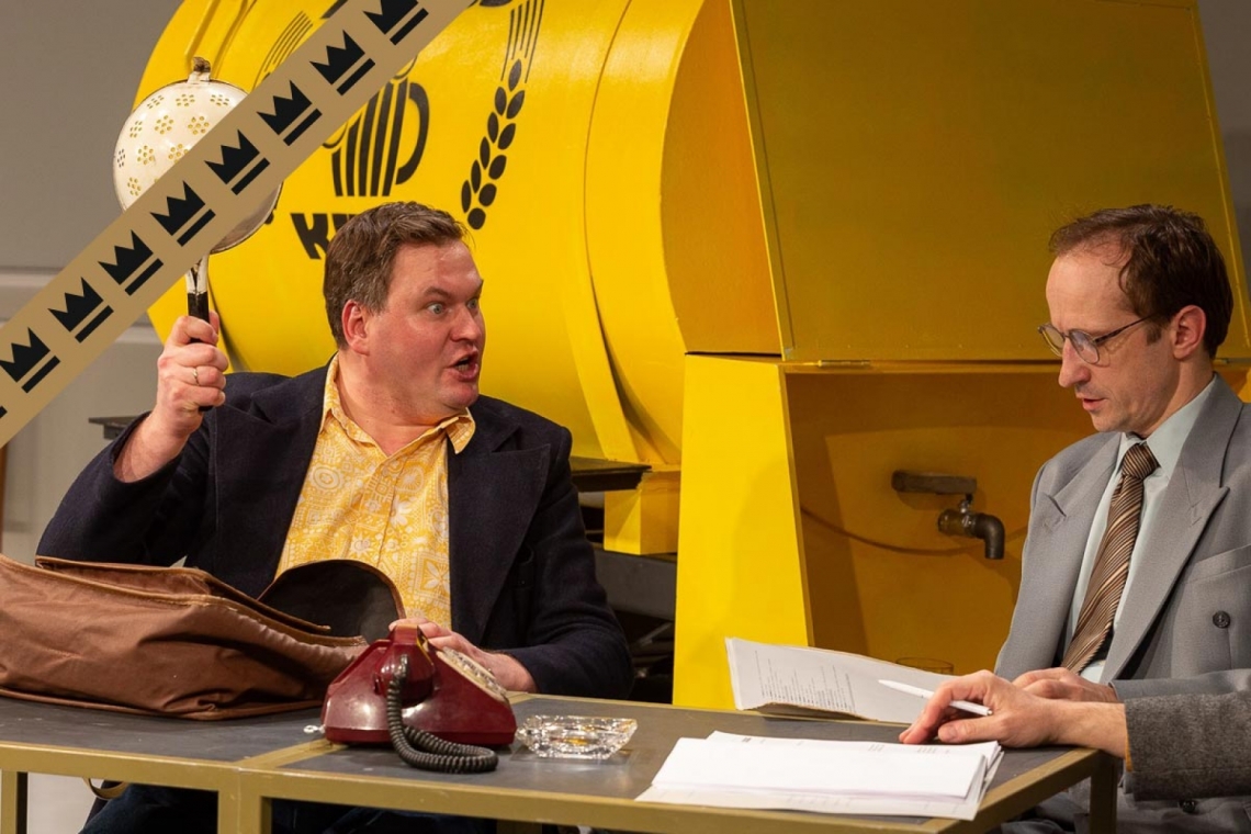 Jevgēnijs Isajevs un Kaspars Znotiņš izrādē "Vēstures izpētes komisija" // Foto – Jānis Deinats