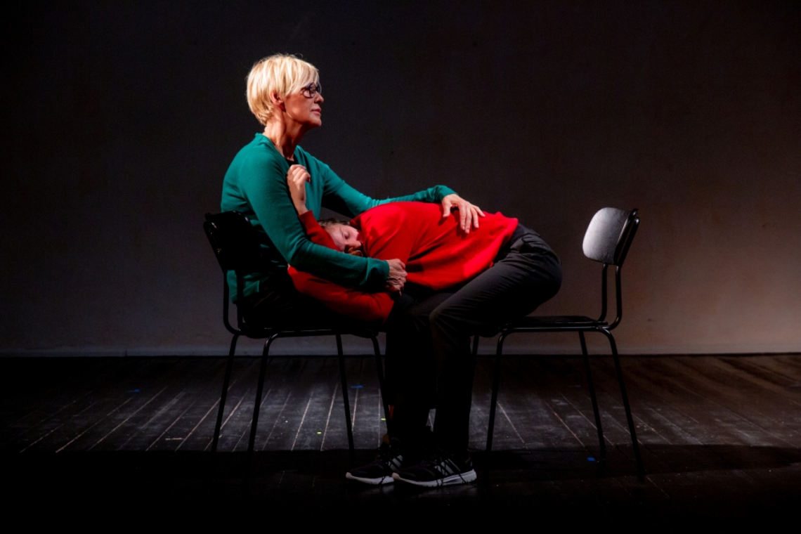 Ināra Slucka un Jana Jacuka izrādē "Situāciju komēdija" // Foto - Maksims Šesterikovs