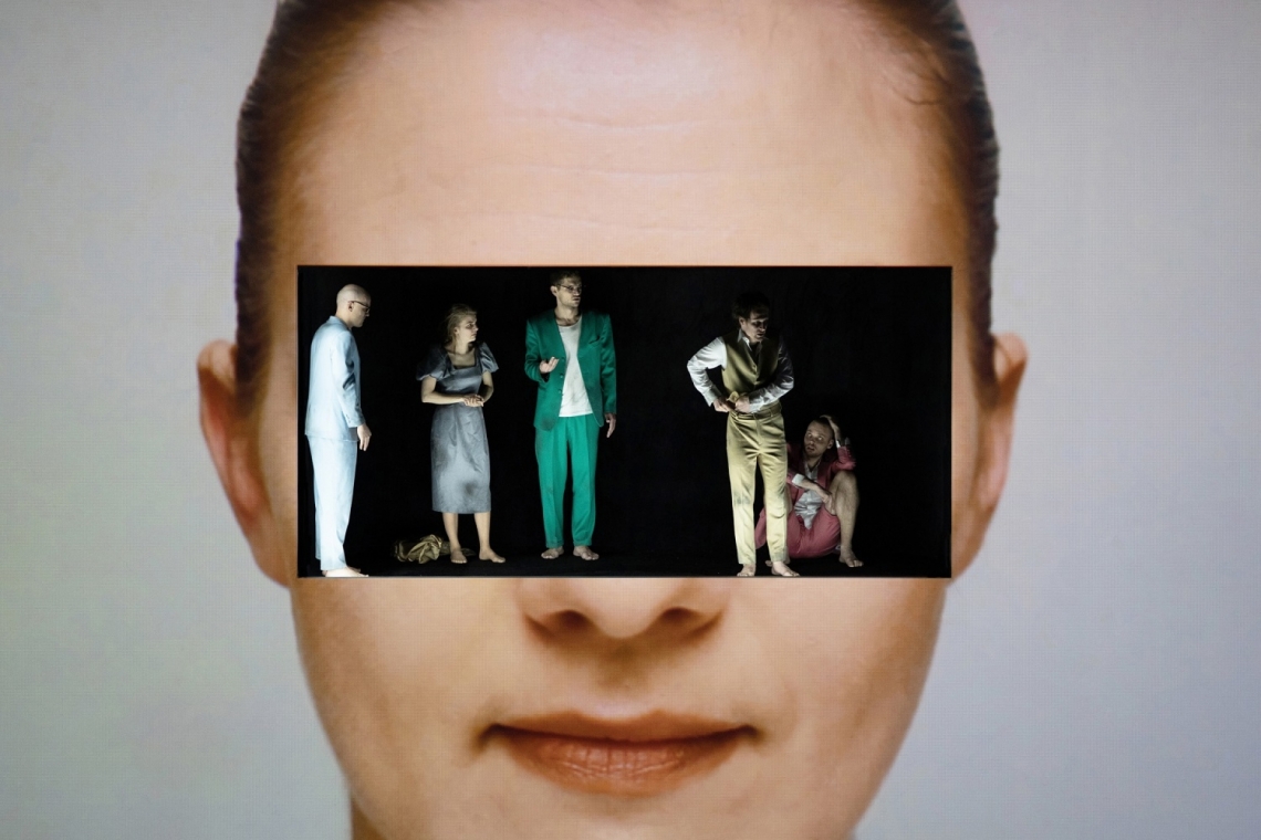 Skats no izrādes "Vienaldzības gadsimts" // Foto – Krista Dzudzilo